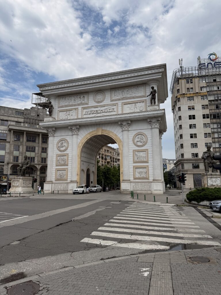 porta-macedonia-2